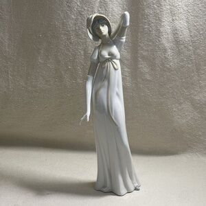 Porcelain‎ Figurine Delicate Woman Hand Made Spain Miquel Requiena Lladro Style